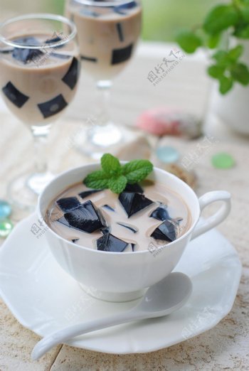 仙草冻奶茶图片