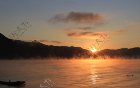 泸沽湖的早晨图片