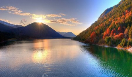 秋天美丽的湖景图片