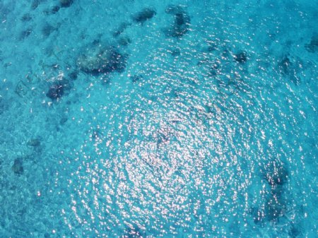漩涡状拍摄的天蓝色水波图片