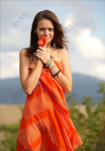 手拿花朵的红衣少女图片
