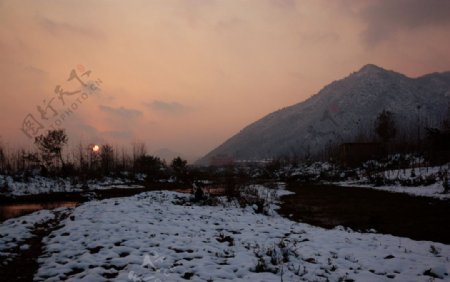 夕阳远山残雪图片