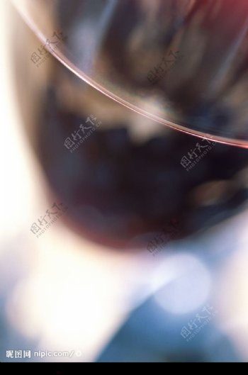 装满葡萄酒的高角杯图片