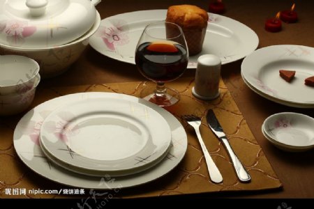 精美陶瓷餐具图片