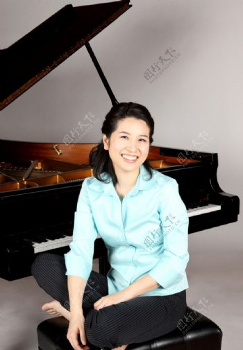 钢琴老师图片