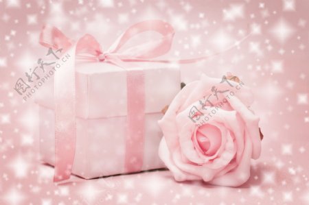粉色浪漫玫瑰礼盒背景图片