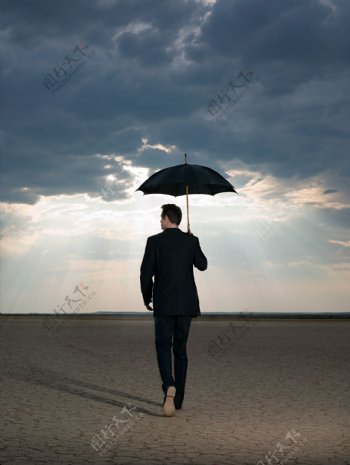 撑伞的白领图片