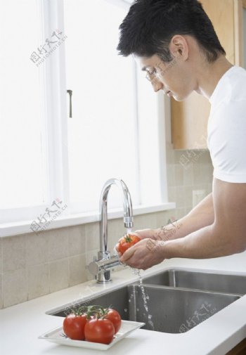 洗水果的男人图片