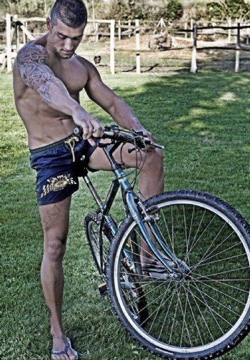 骑自行车的内裤男模图片