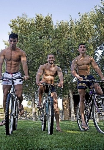 骑自行车的帅哥内裤男模图片