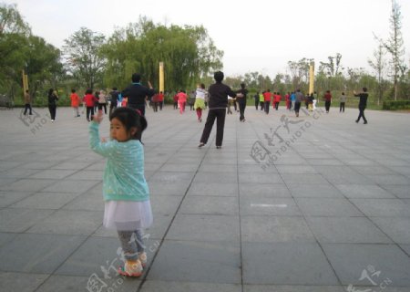 广场舞活泼的小女孩图片