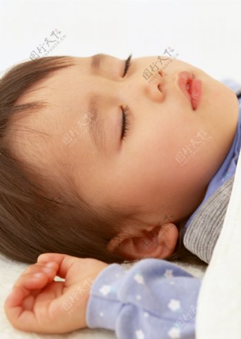 熟睡的宝宝图片