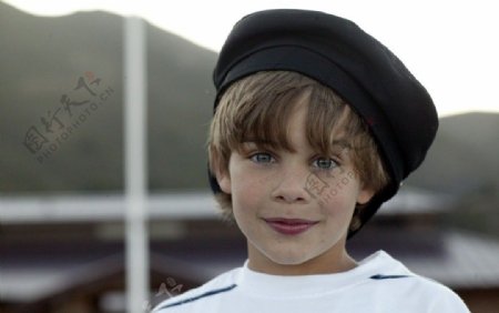 海滨戴帽子的可爱男孩图片