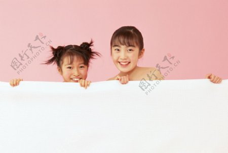 毛巾被后边的两个快乐小女孩图片