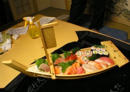 生鱼和寿司船日式