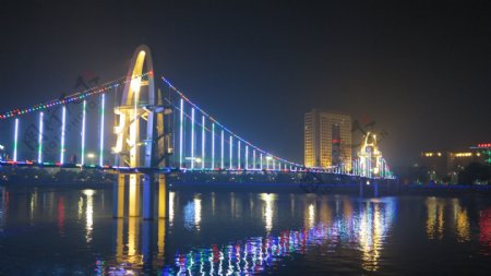 灯光璀璨的吊桥
