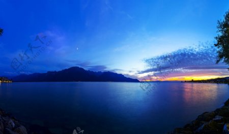 山间湖泊唯美的黄昏景色