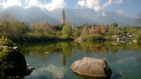 湖中的三塔寺