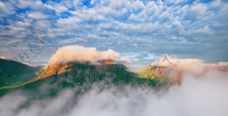 云雾环绕的山景
