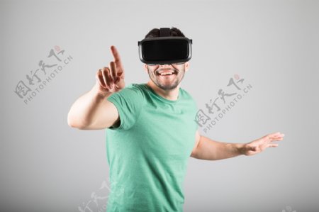 戴VR设备的时尚男士