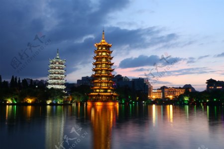 广西桂林日月塔夜景照