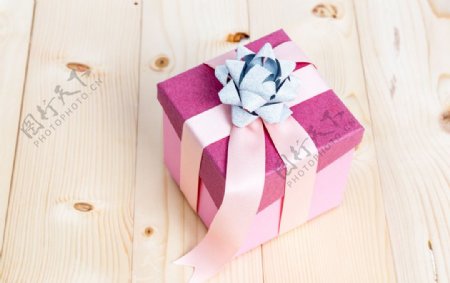 木制背景粉色缎带礼物盒