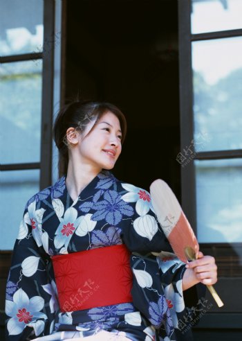 手拿扇子的日本美女图片