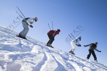 雪地里滑雪的国外人物图片