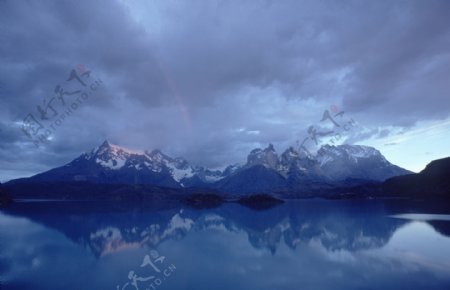 美丽湖泊雪山美景图片
