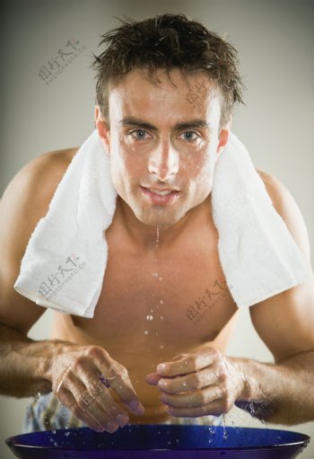 洗脸的男人图片