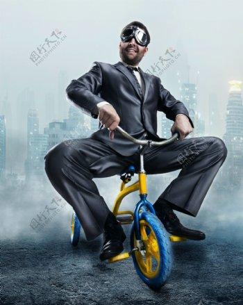 骑儿童车的商务男人图片