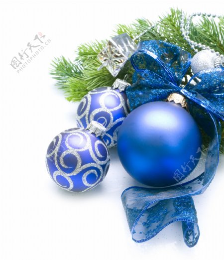 蓝色圣诞球丝带背景图片