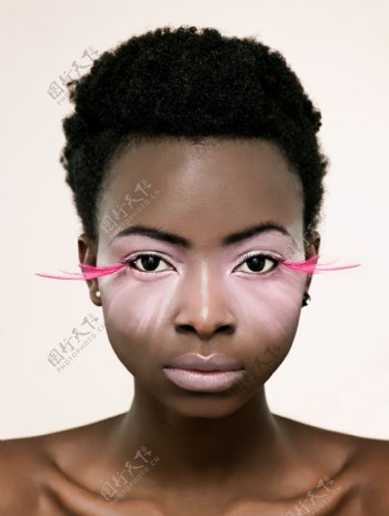化彩妆的黑人美女面部图片