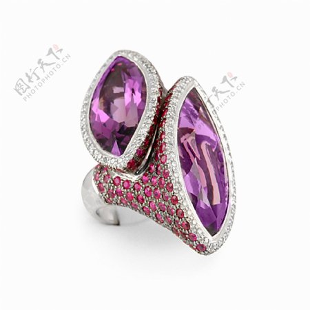 时尚紫钻戒指图片