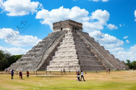 蓝天白云与墨西哥金字塔图片