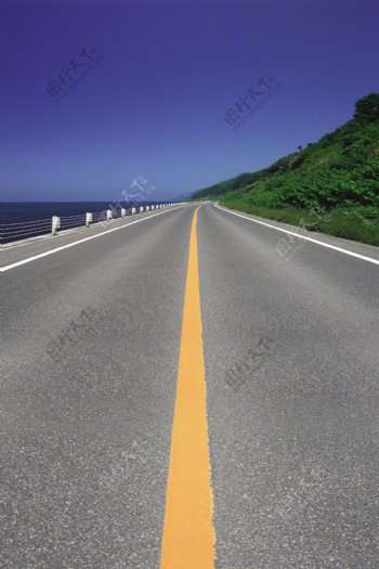 濒临大海的公路影楼摄影背景图片