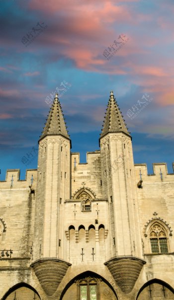 天空下的城堡建筑图片