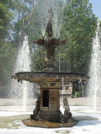 喷泉广场身上的特色水潭