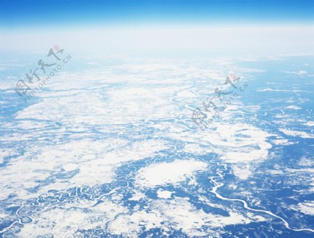 天空下冰川河流鸟瞰图片