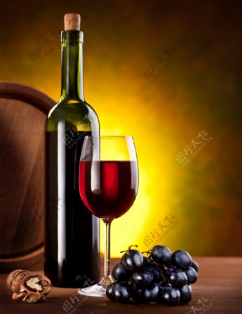 葡萄酒与核桃特写图片