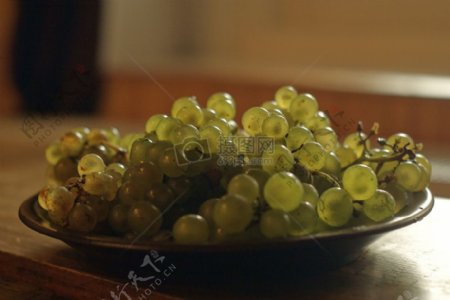 盘子里的绿葡萄