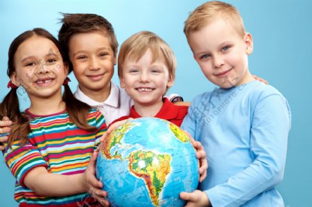 几个抱地球的外国小孩图片