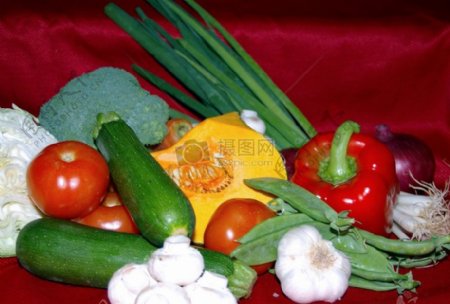 红色衬布上的蔬菜