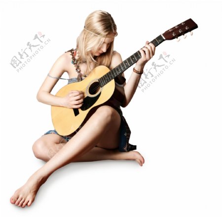 弹吉他的美女图片