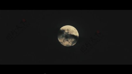 月黑风高夜晚偶尔乌云遮罩月亮高清视频实拍
