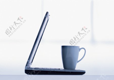 笔记本电脑上的咖啡杯图片