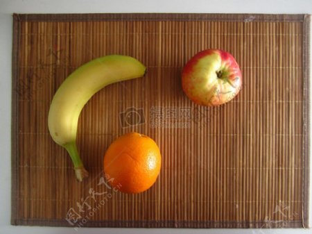 竹帘上的香蕉水果