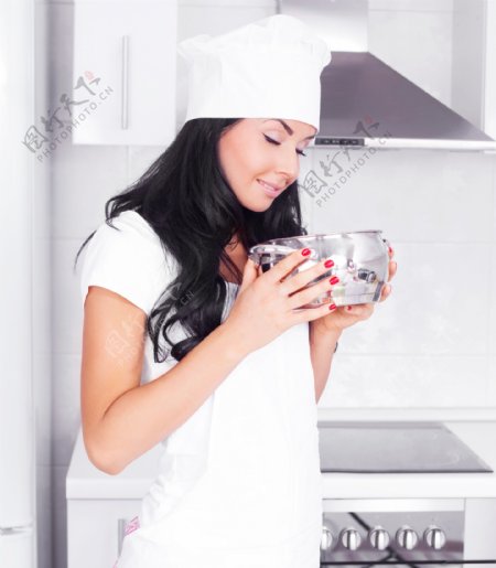 厨房做菜的美女厨师图片