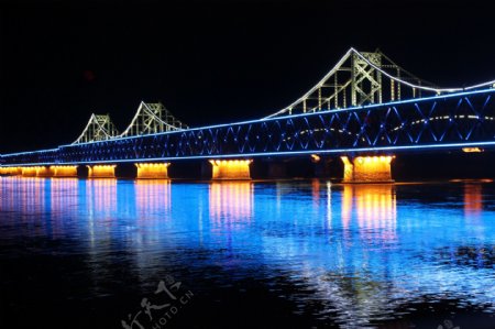 灯光璀璨的海上桥梁夜景