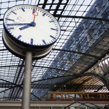 火车站的时间钟表图片